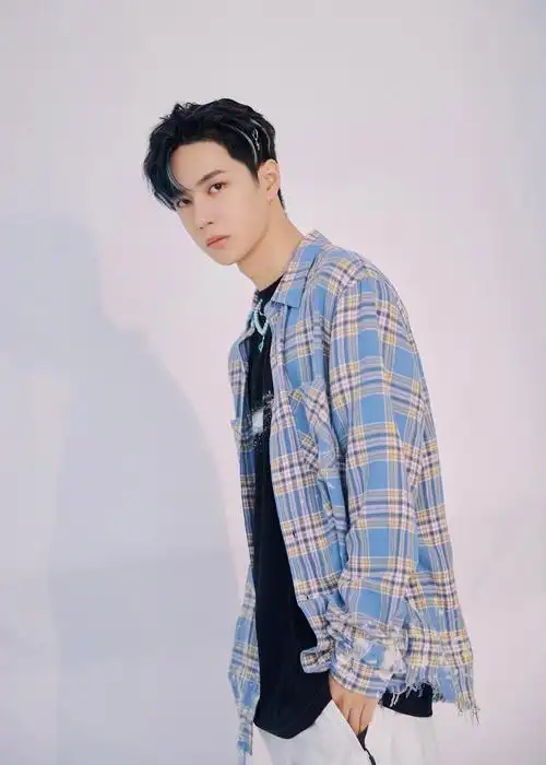 《这就是街舞》里王一博身穿amiri蓝色格纹衬衫
