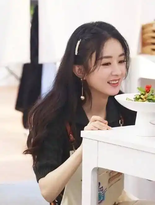 原创赵丽颖的发型很好看打理成中分样式扎起来会更加美