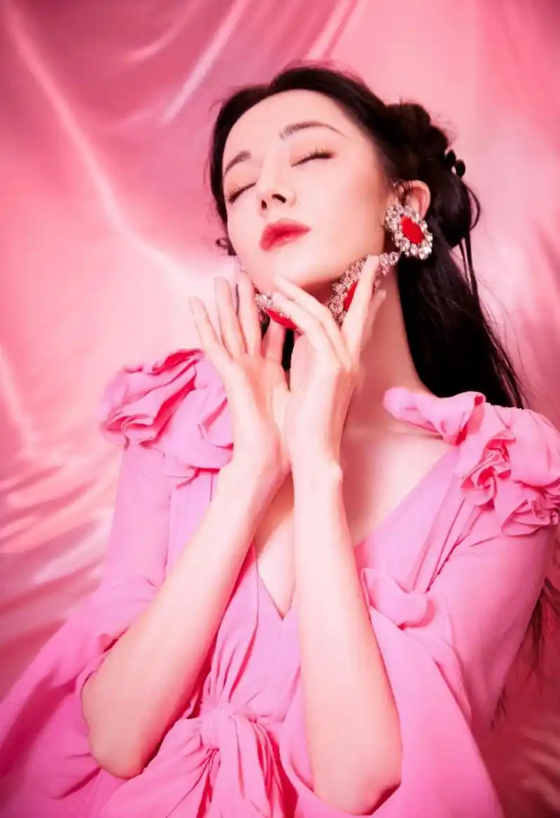 迪丽热巴芭比粉蝴蝶结连衣裙