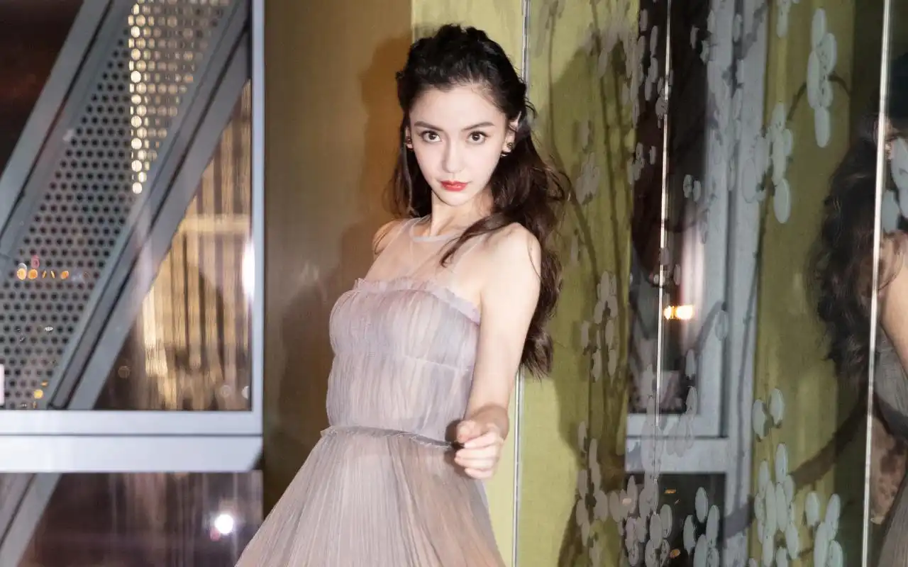 angelababy浅色纱裙性感图片桌面壁纸