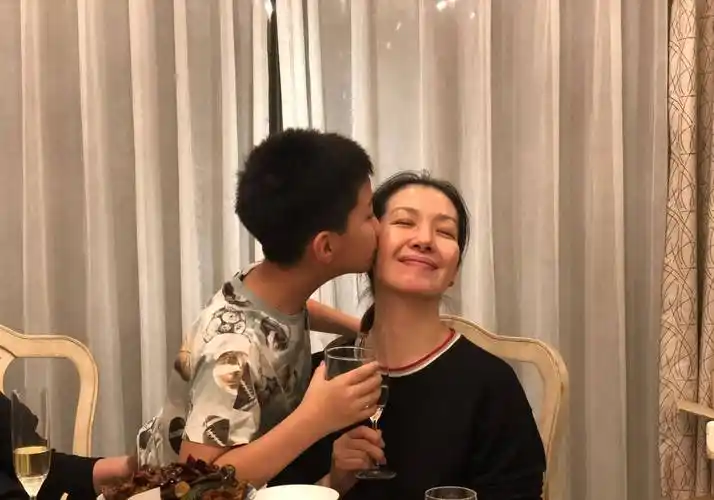 演员胡军,喝酒喝来个老婆,结婚22年零绯闻_卢芳_儿子_硬汉