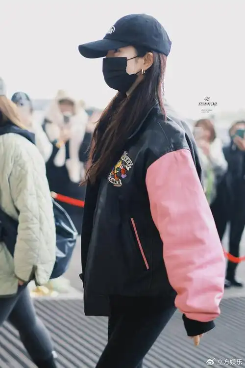 杨幂休闲装扮现身机场 穿紧身裤双腿纤细身材超好|超好|杨幂|双腿