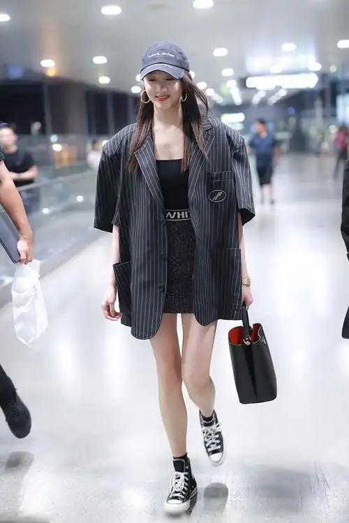 相比活动的造型,关晓彤的机场街拍私服,就随性许多.