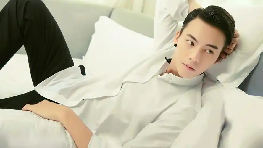 25m上传时间:2020-06-16壁纸标签:陈伟霆男神明星风尚壁纸封面图陈伟