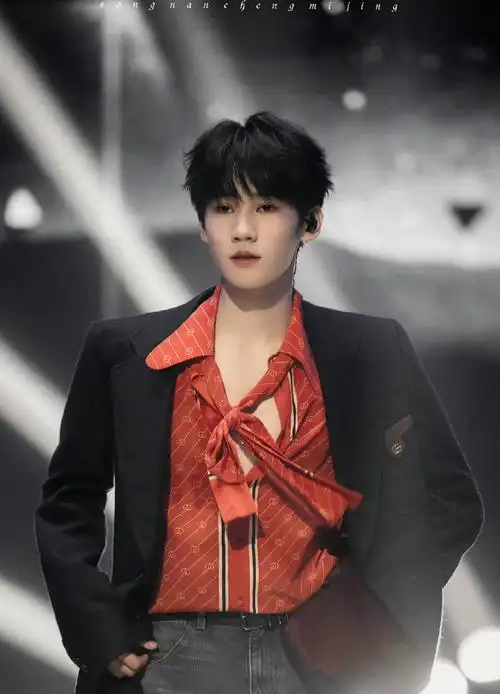 衬衫造型#张真源今晚的深v衬衫造型好好看优越的肩颈线条 喉结 锁骨!