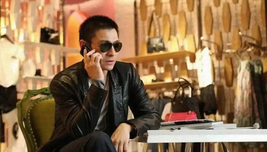 原创皮衣天王刘德华从赌神到莫斯科行动穿了30多年皮衣