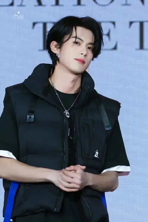 王鹤棣 直播##王鹤棣中分碎发杀伤力