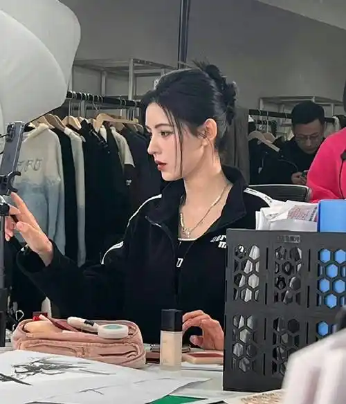 路人拍的张予曦上热搜,仰拍俯拍侧拍都扛住,努力扮丑自拍却美翻_镜头