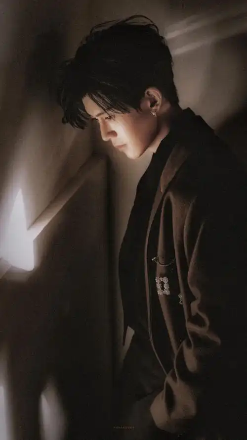 任嘉伦超话猎人他在林间小屋等着他的猎物🤲🏻#任嘉伦#📱壁纸