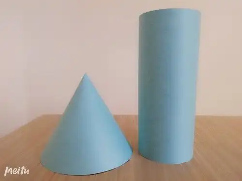 并且孰知它们的特点,我带领同学们一起手工做圆柱,圆锥