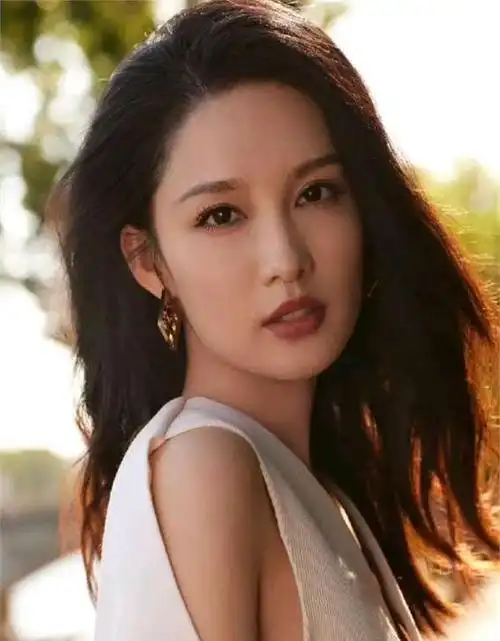 事实证明了,被国家秘密培养9年的李沁,早都换上另一条道路