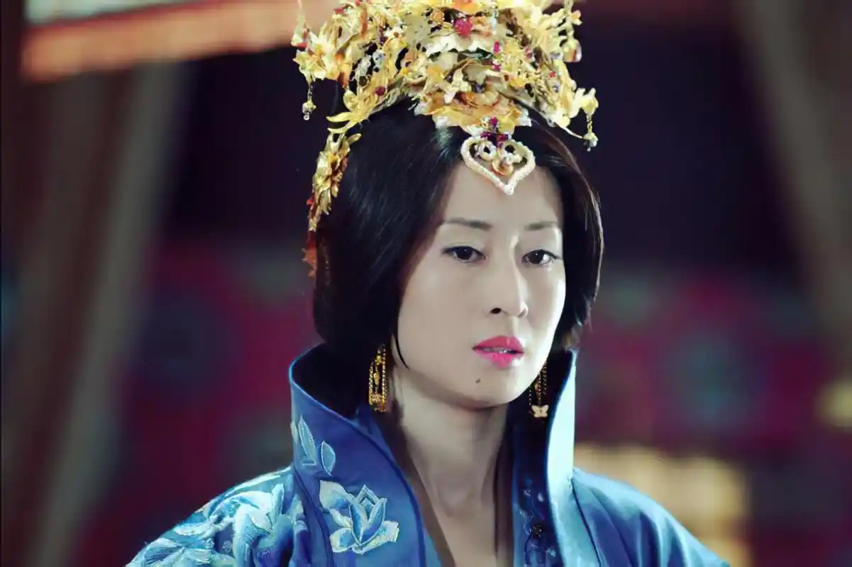 同样因《琅琊榜》人气暴涨的女艺人,一个通告不断,一个无人问津