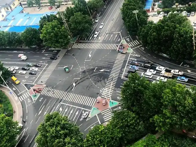 市市政工程处路口渠化改造让市民出行更舒坦图