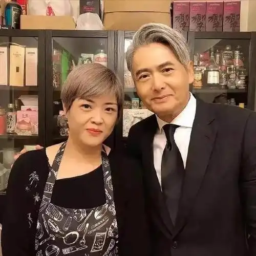 周润发怎么老成这样满头白发身材消瘦满脸皱纹气质却儒雅