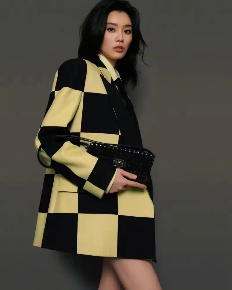 超模奚梦瑶回归啦!穿西装露大腿出席活动美翻,比腿关晓彤都输了