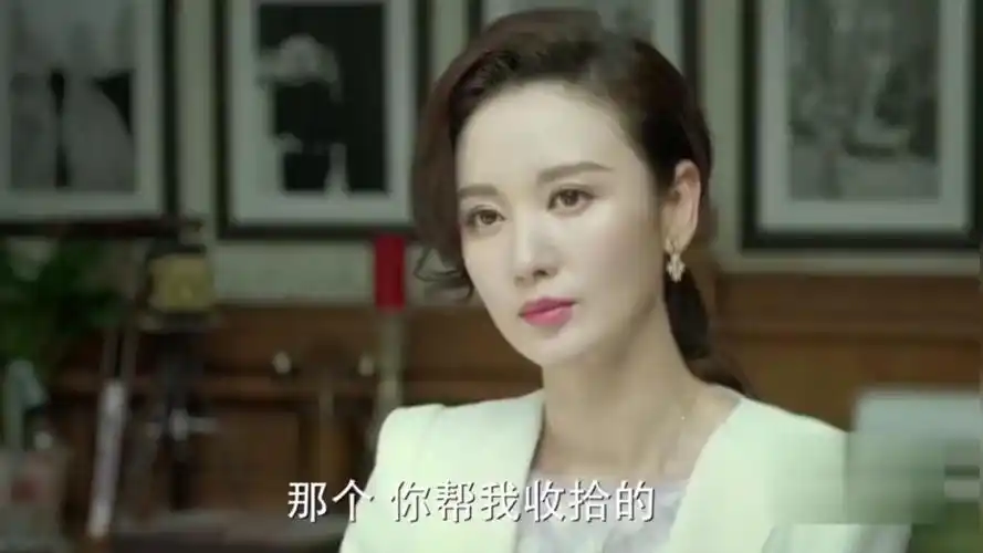 小丈夫张萌翻田雨的包看到了包里的酒店房卡