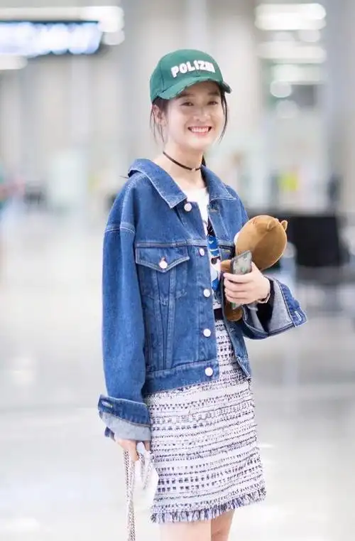 张雪迎一袭印花连衣裙端庄典雅而牛仔外套配高腰裙青春活力