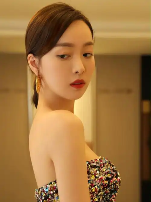 赵尧珂终于放开了,搭配镂空上衣,腿长任性!__财经头条