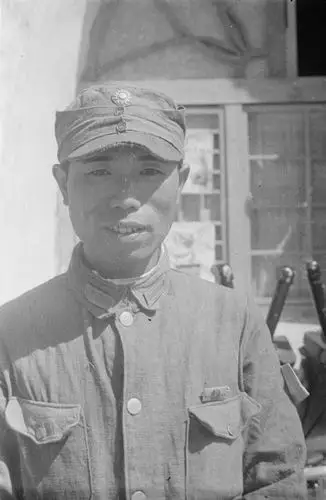 八路军坐在地上吃饭的人当地男人镇街上的人们在便利店看布料的男人