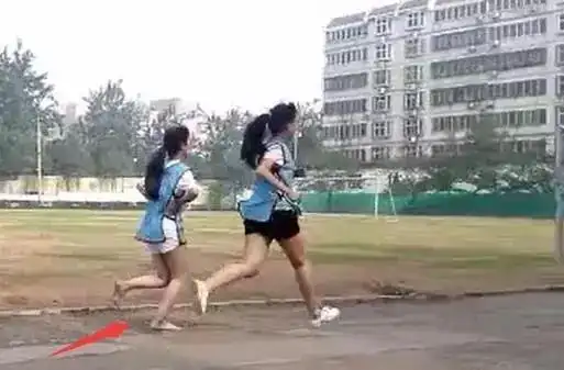 昨天上午,"中招一女生光脚跑完八百米"昨天,网友