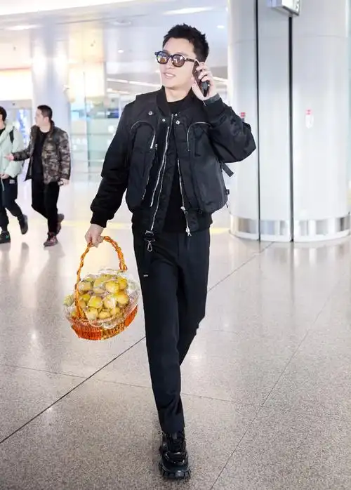 贾乃亮离婚后衣品开挂穿9000夹克配8000鞋181身高变超级男模