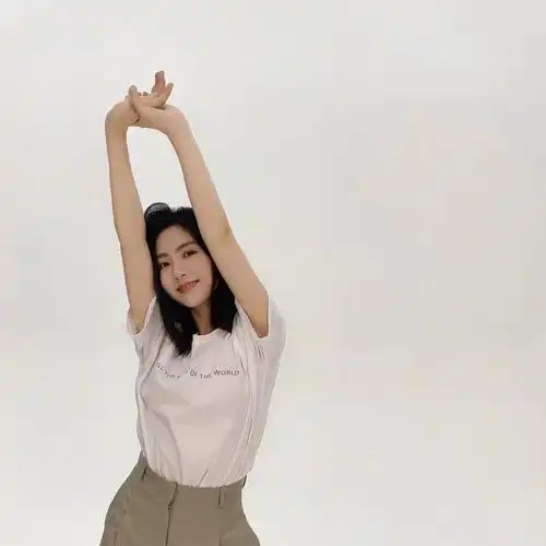 邢菲现身羽毛球场地白色大t大汗淋漓运动的女孩就是漂亮