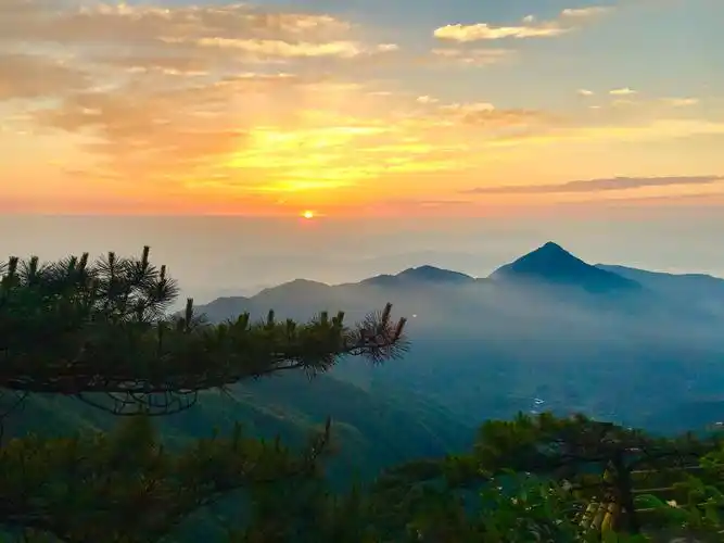 日岀明月山江西宜春的明月山风景名胜区,奇石怪岩耸立,造型独特,.