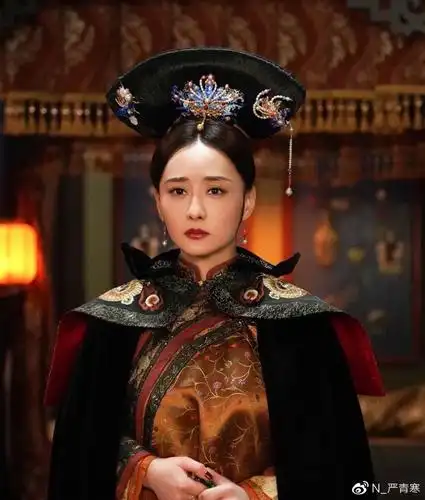 只见46岁的陈德容一身古装打扮,脸的状态也被网友群夸比31岁的张檬好.