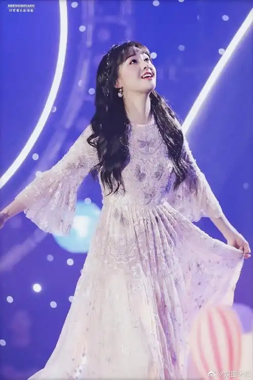 郑爽穿晚礼服跳舞