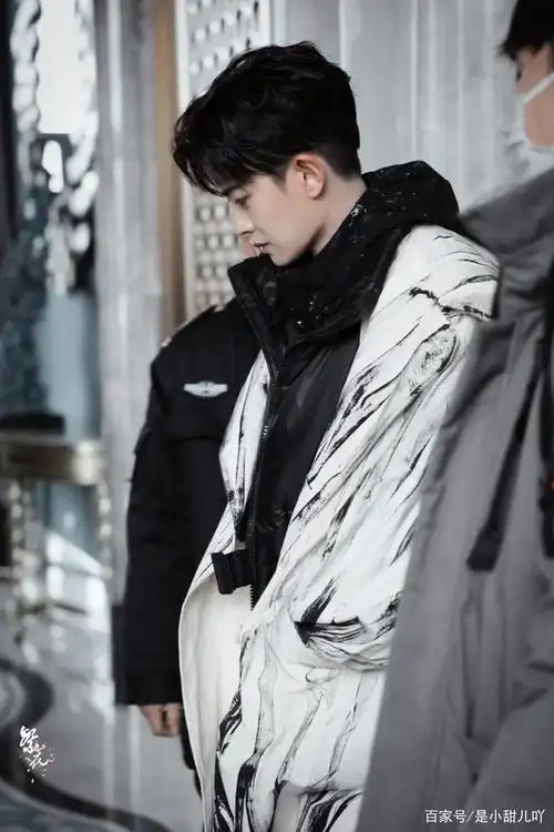 路人镜头下的任嘉伦,才是真正的火力全开,气场十足!