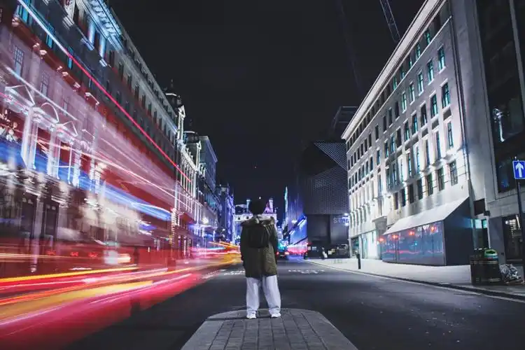 夜里站在隧道附近的人