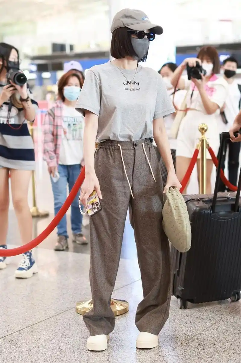 秦岚机场街拍,灰色字母印花t恤搭配西裤,运动鞋 棒球帽,造就精致的