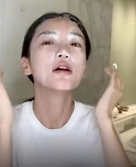 杨颖直播卸妆洗脸,打了灯光一样漂亮,真实素颜皮肤挺黑的!