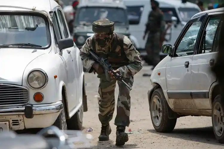 恐怖分子穿军服袭击印度警局高清