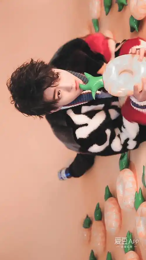 (文/四叶草z)小凯身穿黄色加白色的卫衣,背景墙是粉色的,还有身穿黑色