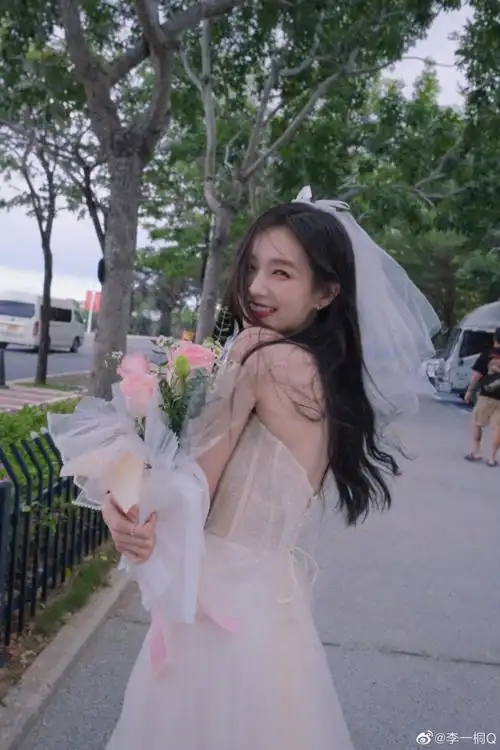 组图:李一桐晒婚纱营业照笑容甜美 配文不要为谁改变自己