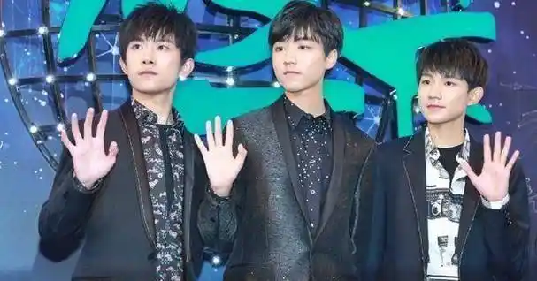何炅夸tfboys,何炅cue蔡徐坤,粉丝的回复很心酸?_四叶草_团粉_王俊凯