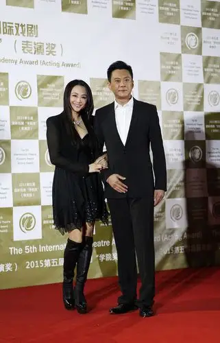 曹颖与老公恩爱现身男方自曝怕老婆图