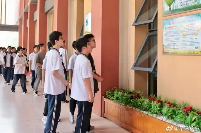 光华高中学生代表庄严宣誓珍爱生命