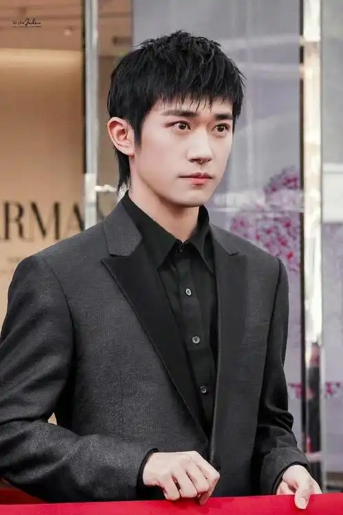 近日,易烊千玺现身深圳卓越中心,参加了一个阿玛尼举办的活动.