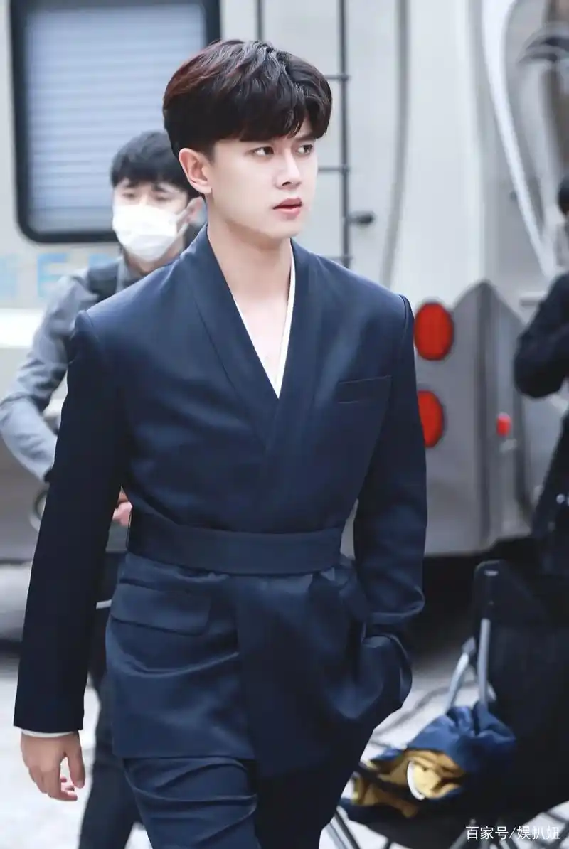 看任嘉伦大变身,化妆前后对比是这样的!