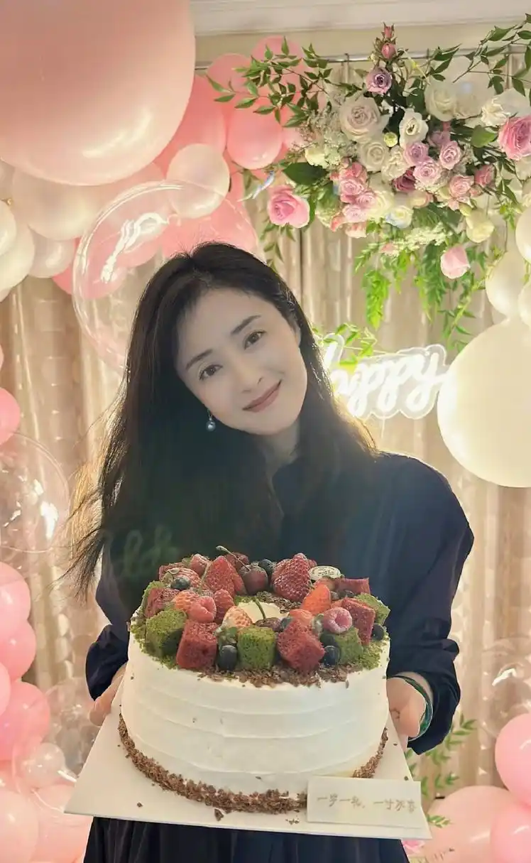 蒋欣晒生日照,关上所有的灯,只留下烛光,展现最美的一面  今天是漂亮