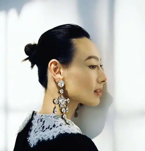 33岁梁洛施节日晒照被网友表白两只流浪猫逆袭改命进入豪门