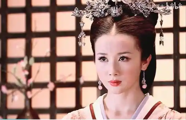 更难得是孙菲菲自带一股淡淡的疏冷感,这也使的她的古装扮相越发的