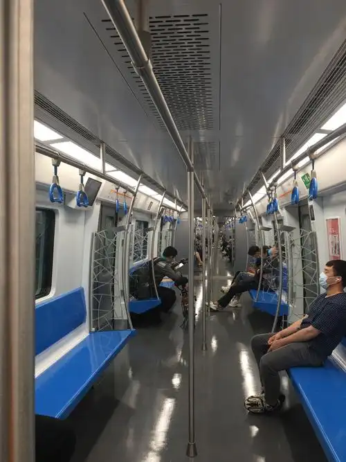 地铁车厢空荡荡,这是我们自新冠疫情以来第一次乘坐地铁.