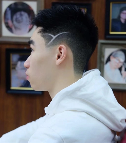 型男铲青雕刻发型 帅气清爽时尚撩人