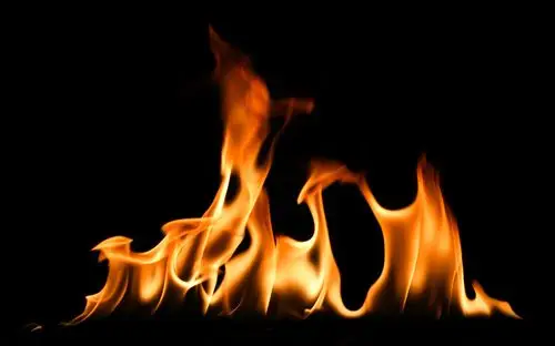 黑色背景中的火焰图片
