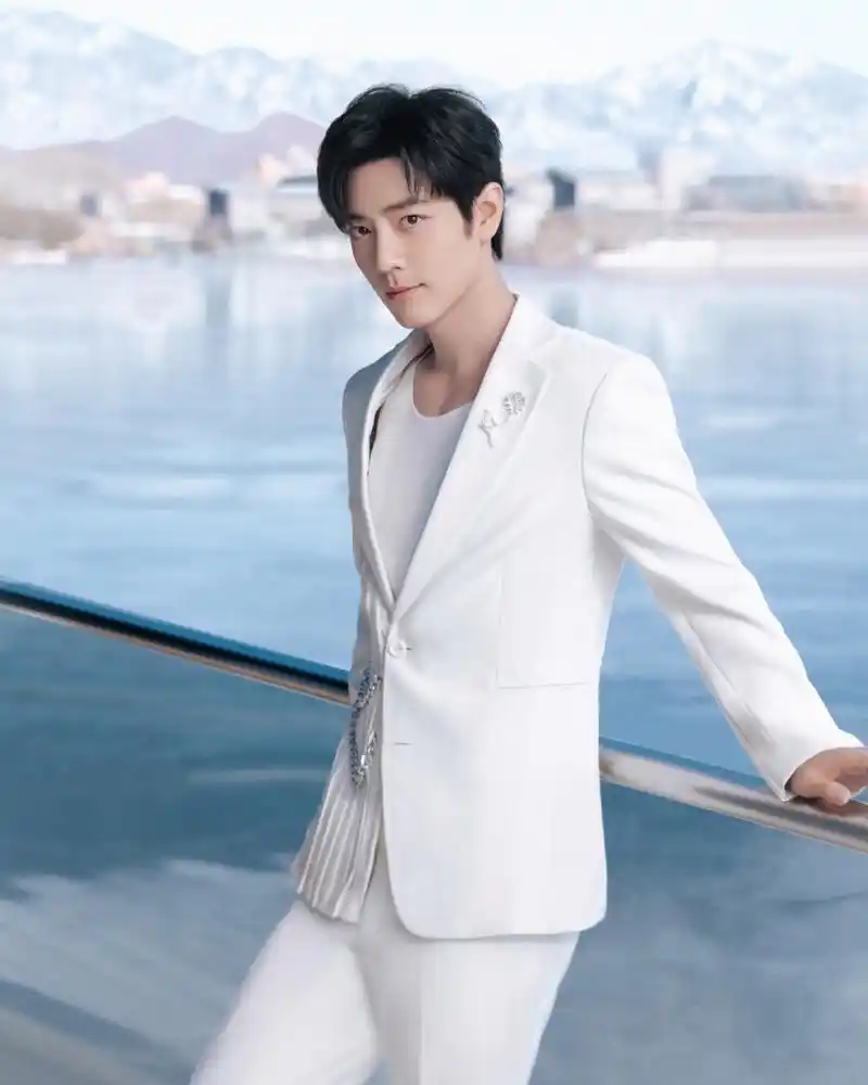 肖战身穿一身白衣,宛如白马王子一般,衣服上的披风是代表所向披靡吧?