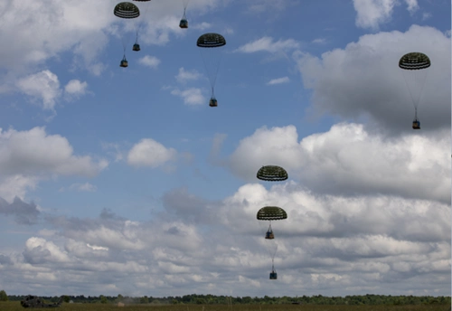 保障追踪美军国民警卫队后勤兵磨练空投物资技能