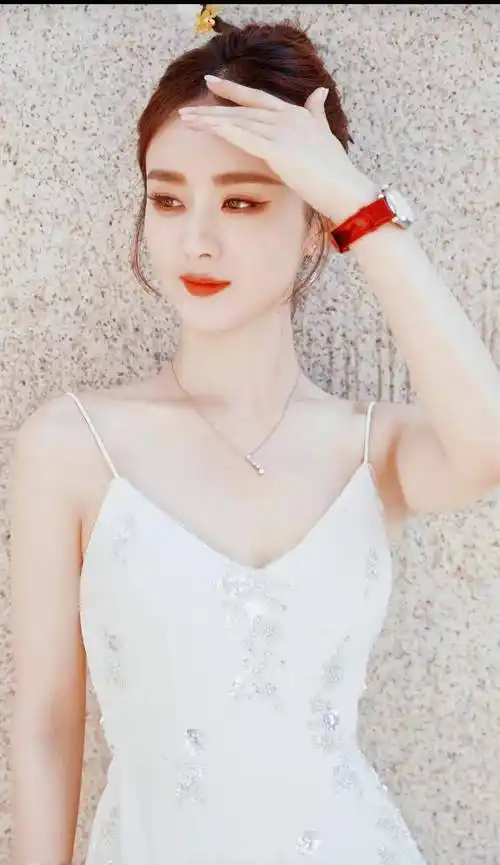 近日,一组赵丽颖生活照在社交媒体上广泛流传,吸引了众多球迷的关注和